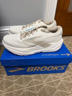 NWT Women's Ghost Max 3 Wide